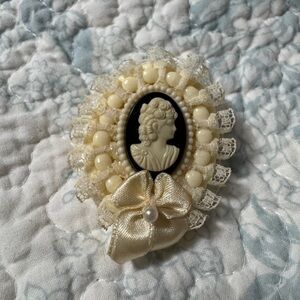 Vintage Elegant Cream Cameo Brooch